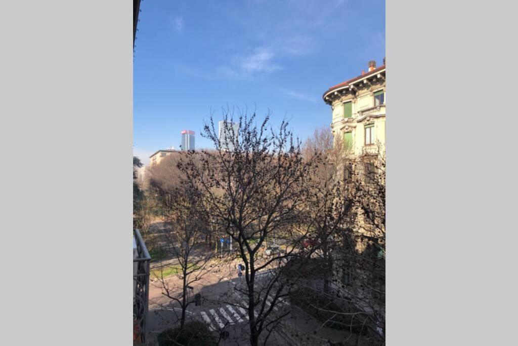 Casa Alberto Da Giussano, Elegante Bilocale In Centro Con Balcone Sul Parco Milánó Kültér fotó